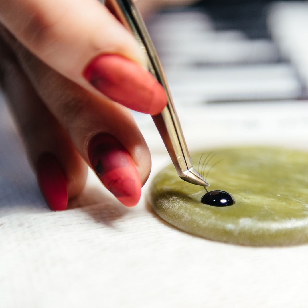 How to Choose the Right Lash Adhesive for Perfect Extensions